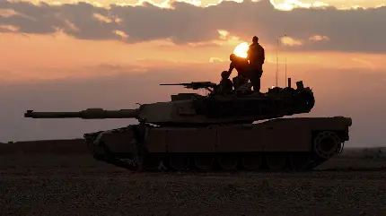 تصویر سربازان سوار بر تانک با زمینه غروب خورشید 