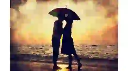 عکس زمینه عاشقانه و رمانتیک 4K در کنار دریای آرام