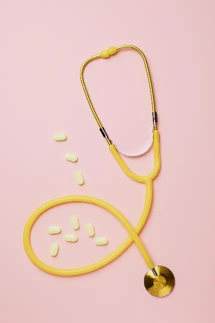 عکس گوشی پزشکی طلایی با بک گراند صورتی برای استوری