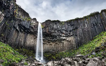 تصویر آبشار اسوارتیفوس در طبیعت زیبای ایسلند