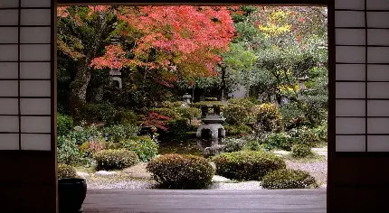 عکس خانه چینی با چشم انداز باغ ذن با درخت های سبز و قرمز