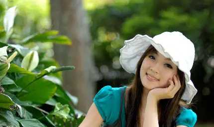 عکس پروفایل ناز دختر خارجی با کلاه سفید برای واتساپ