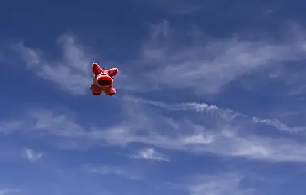 عکس عروسک آویزی خوک پرنده در آسمان آبی و صاف واقعی