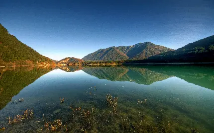 دانلود عکس چشم انداز طبیعی دریایی منتهی به کوهستان 