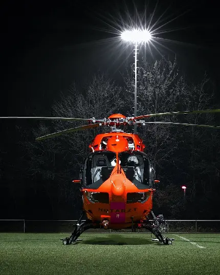عکس هلیکوپتر قرمز در شب مناسب پروفایل و پست و استوری 