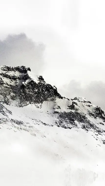 برترین والپیپر مینیمالیستی کوه بلند پر از برف با کیفیت 4K