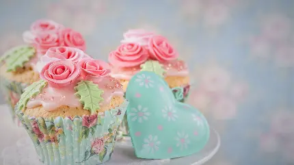 پس زمینه گل های رز صورتی روی کاپ کیک های تازه برای دسکتاپ