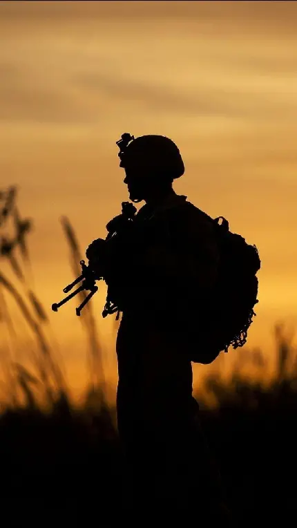 عکس پس زمینه سرباز نظامی در بکگراند غروب خورشید 