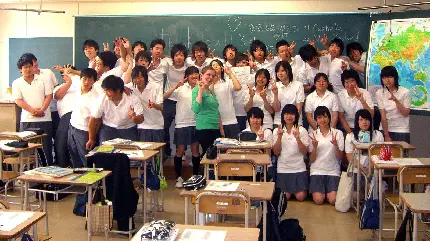 دانلود به روز ترین عکس معلم انگلیسی همراه دانش آموزانش 