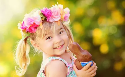 دختر بچه شاد ناز با تاج گلی و زیبا و موهای بلوند