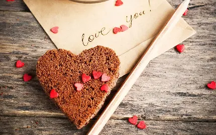 تصویر زمینه عاشقانه از کیک اسفنجی قلبی مخصوص دسکتاپ