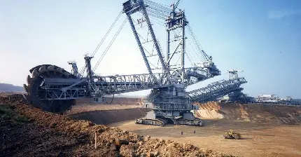 عکس بزرگترين ماشین معدن در حال جا به جایی سنگ های معدنی