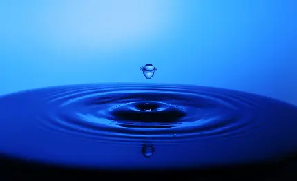 عکس قطره آب و نیروی وارد شده به سطح مایع در مکانیک سیالات