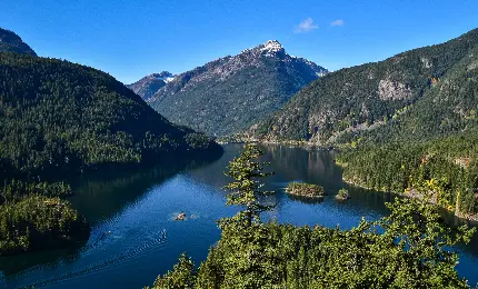دانلود عکس با کیفیت و رایگان منظره طبیعت کوهستانی سرسبز به همراه دریاچه 
