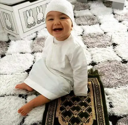 عکس واقعی پسربچه خندان با پوشش اسلامی و کیفیت HD