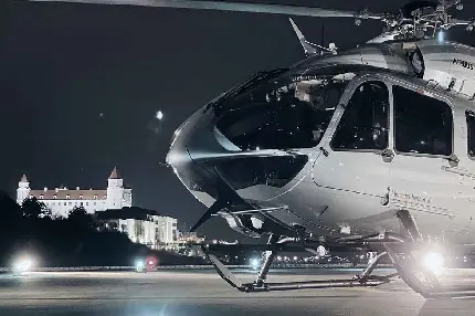 والپیپر هلیکوپتر شخصی شیک و مدرن در حال فرود آمدن 