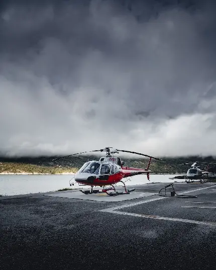 عکس هلیکوپتر لوکس و مدرن با پس زمینه هوای ابری 