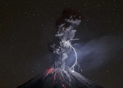 عکاسی از فوران آتشفشان در شب پرستاره و رعد و برق نورانی