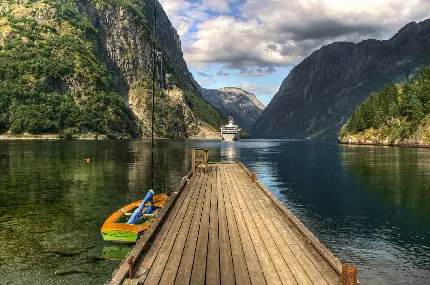 تصویر دریاچه وسیع و پهناور پر آب کوهستان های مرتفع اروپایی 