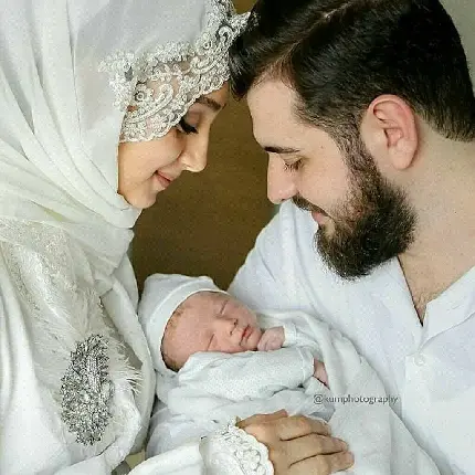 دانلود تصویر تماشایی خانواده مسلمان خوشحال با پوشش اسلامی