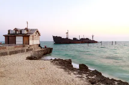 والپیپر کشتی یونانی قدیمی در ساحل تماشایی کیش