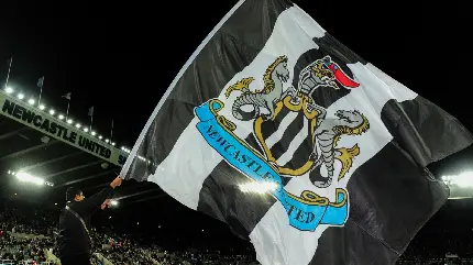 تصویر از پرچم تیم نیوکاسل در استادیوم یکی از تیم های لیگ‌ برتر انگلستان