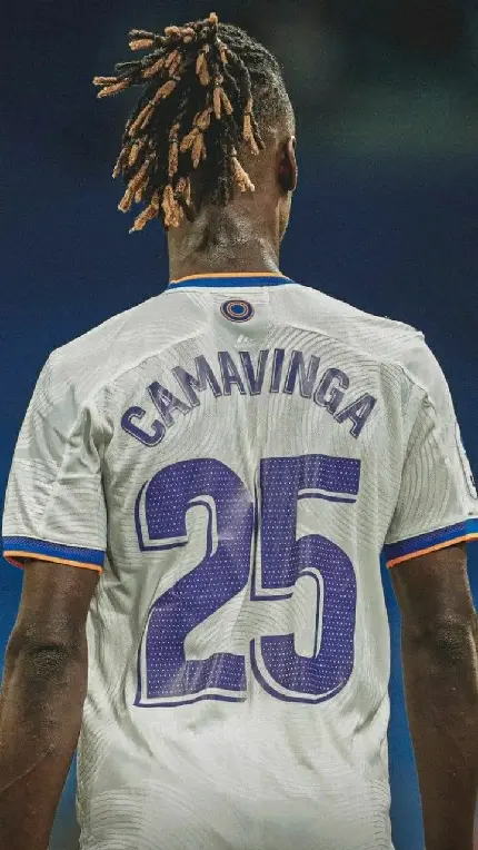 عکس زمینه نمای پشت پیراهن فوتبالی ادواردو کاماوینگا