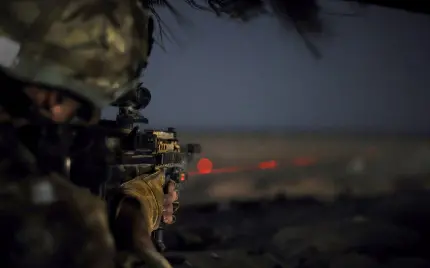 دانلود تصویر سرباز نظامی آمریکایی درحال نشانه گیری برای شلیک
