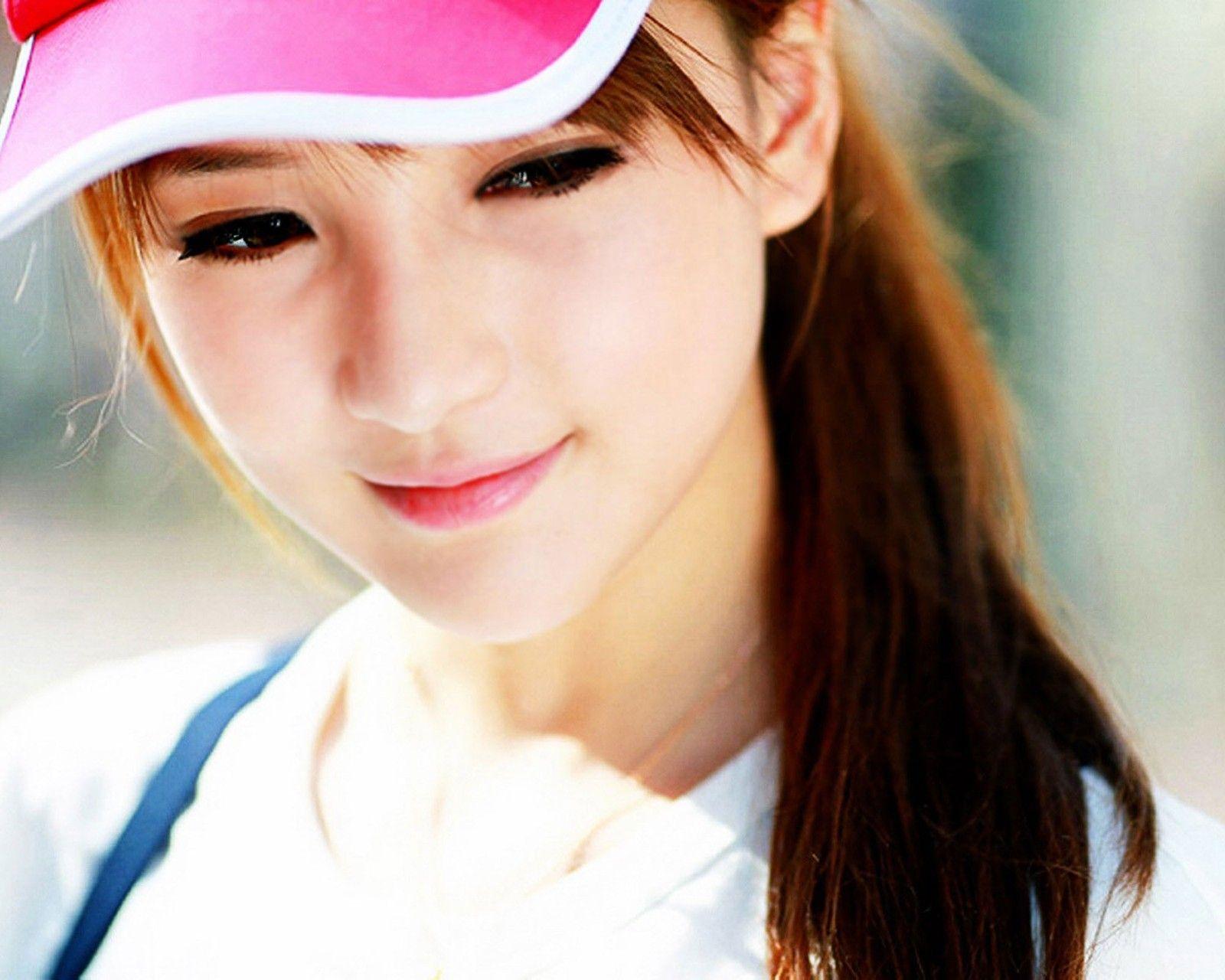دانلود عکس دختر کیوت و بامزه ژاپنی با کلاه ورزشی صورتی 