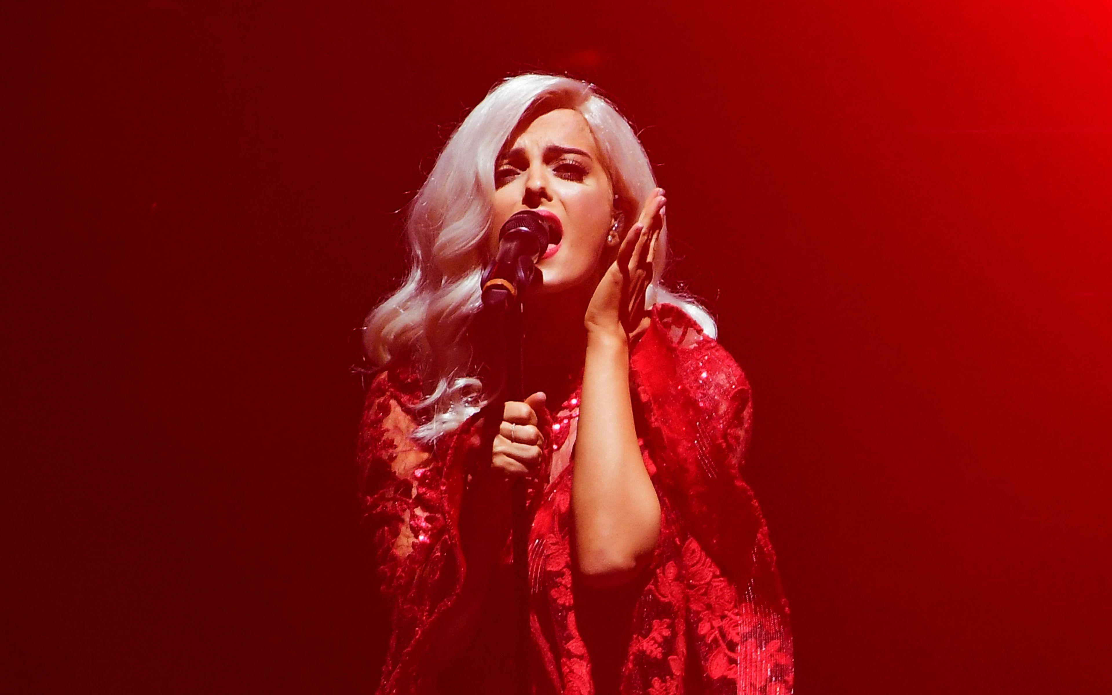 عکس بی بی رکسا با لباس قرمز در آخرین کنسرتش در آمریکا 
