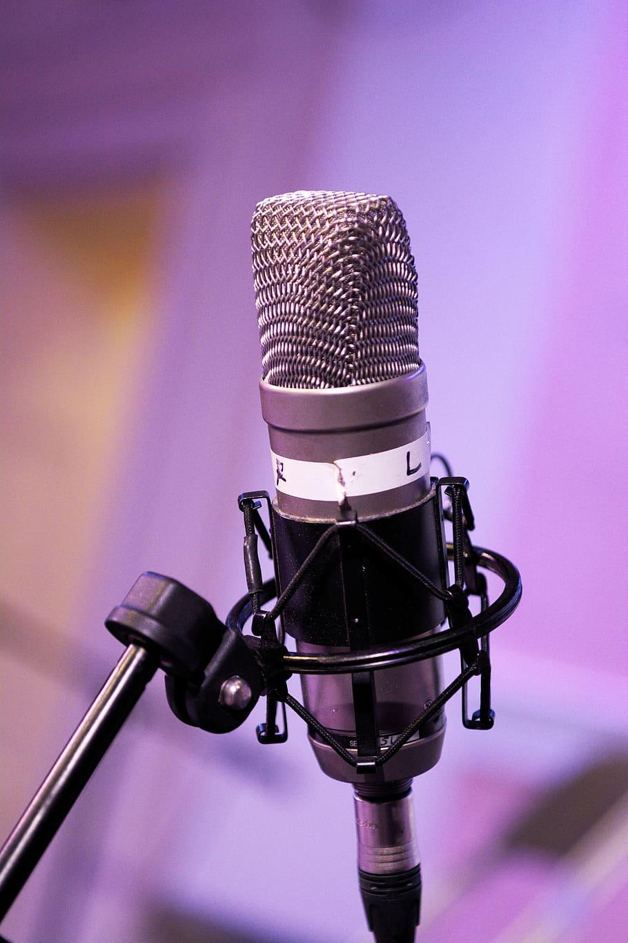 بک گراند میکروفون استودیو با تم بنفش مات مخصوص گوشی