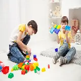 چاپ قاب موبایل و گوشی عکس استوک بازی پسر بچه ها با بلوک های خانه سازی در اتاق