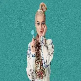 چاپ قاب موبایل و گوشی عکس کیوت بی‌ بی رکسا Bebe Rexha با آبنبات و زمینه سبز 