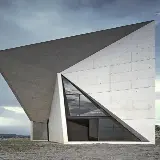 معماری مدرن ساختمان با طراحی چند ضلعی جالب و توهم زا