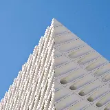 چاپ قاب موبایل و گوشی عکس زمینه شیک و تک از معماری نوین مینیمال در پس زمینه آسمان صاف و آفتابی