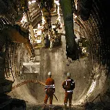 عکس مهندسان معدن تمام وقت در تونل با شرایط سخت کاری