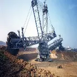 عکس بزرگترين ماشین معدن در حال جا به جایی سنگ های معدنی