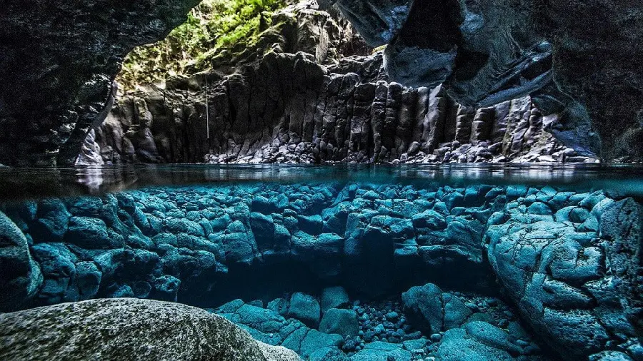 دانلود تصویر با کیفیت آب‌های زلال دریاچه غار بکر طبیعی