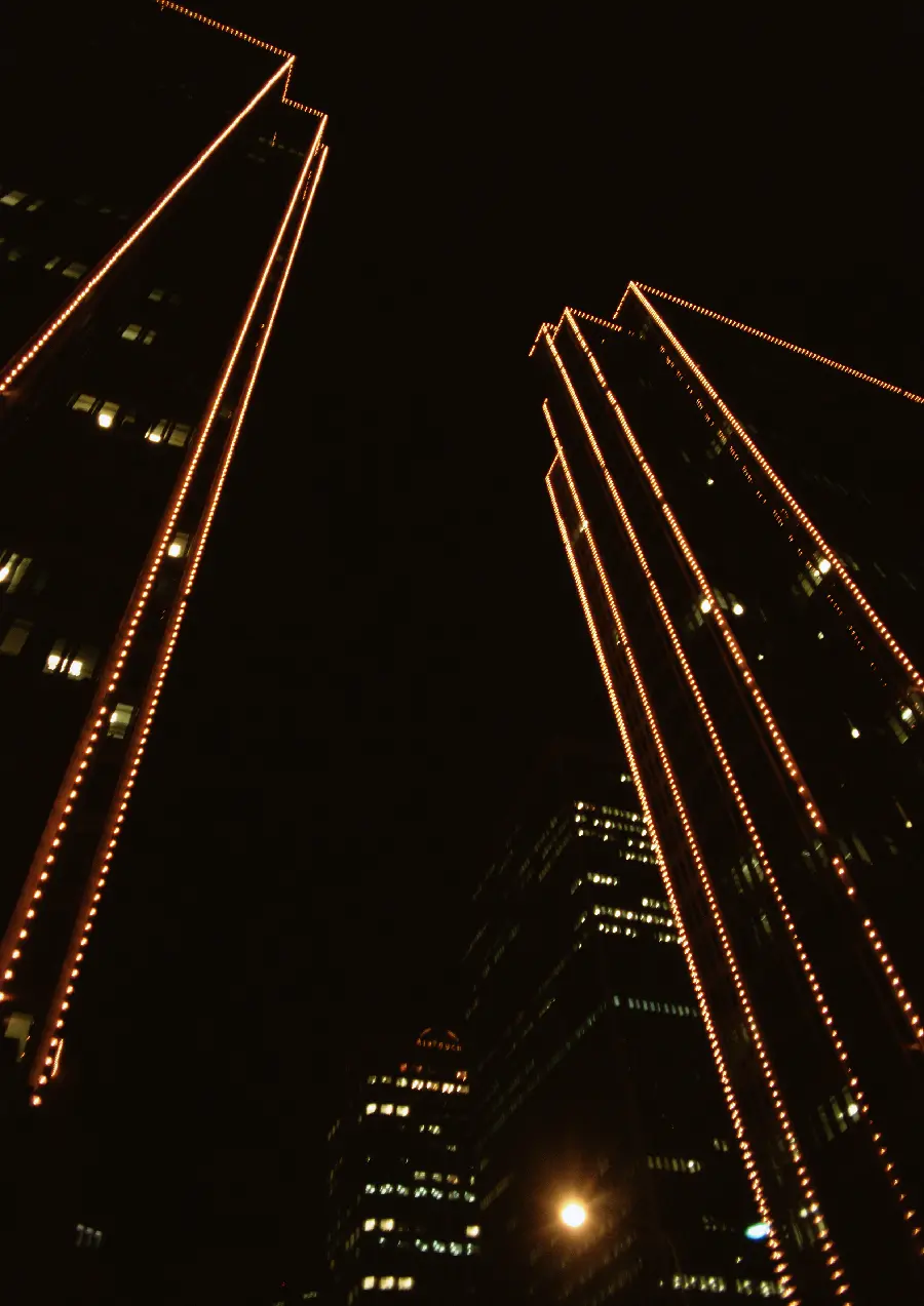 عکس برج‌ تجاری در شب با کیفیت بالا