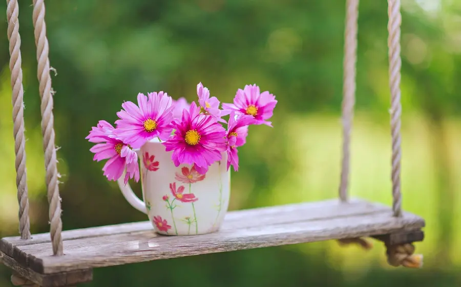 عکس تاپ و فنجنه قهوه همراه گل‌های بهاری مناسب برای پروفایل و تصویر زمینه