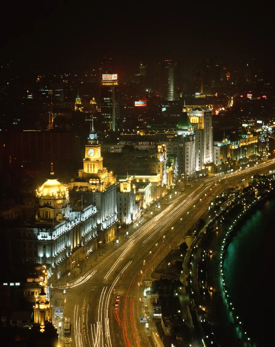 عکس خیابان بزرگ و طولانی کشور چین در شب