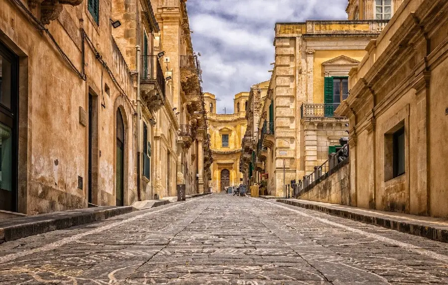 خیابان خالی از آدم در ایتالیا عکس برای طراحی