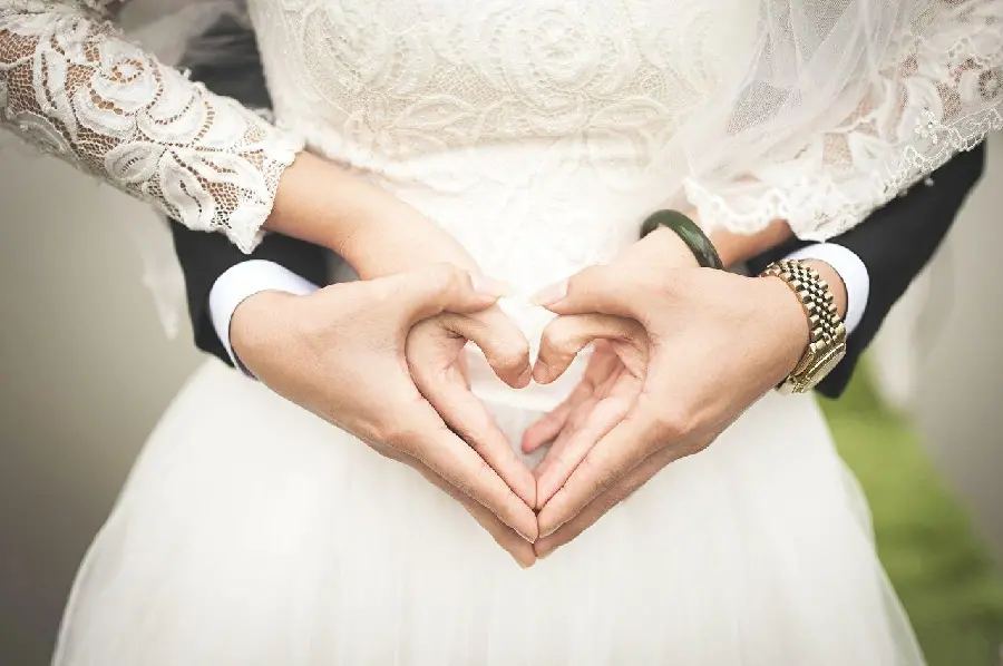 ژست قلبی دست عروس و داماد برای عکاسی در آتلیه
