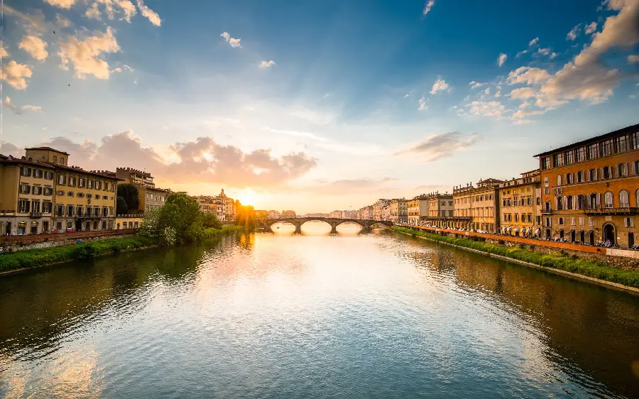 تصویر زیبا از رود در ایتالیا وسط شهر با پل سنگی آسمان آبی