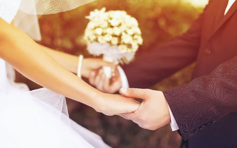 عکس دست های عروسی گل عروس دست در دست داماد