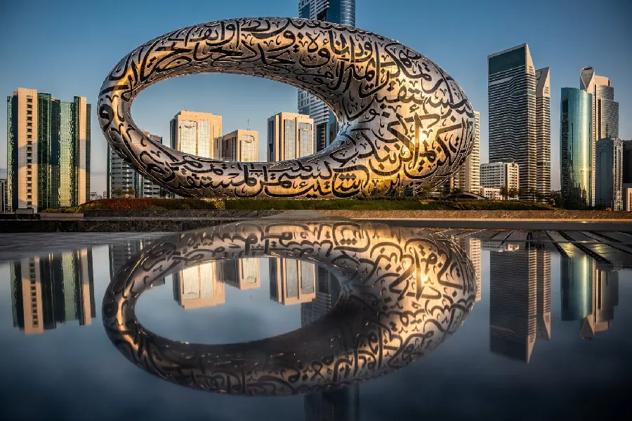 نمای زیبا از موزه آینده دبی با انعکاس آب