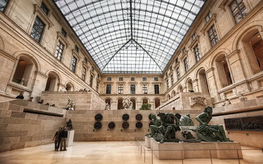 مجسمه‌ها و آثارهای باستانی داخل موزه لوور پاریس فرانسه