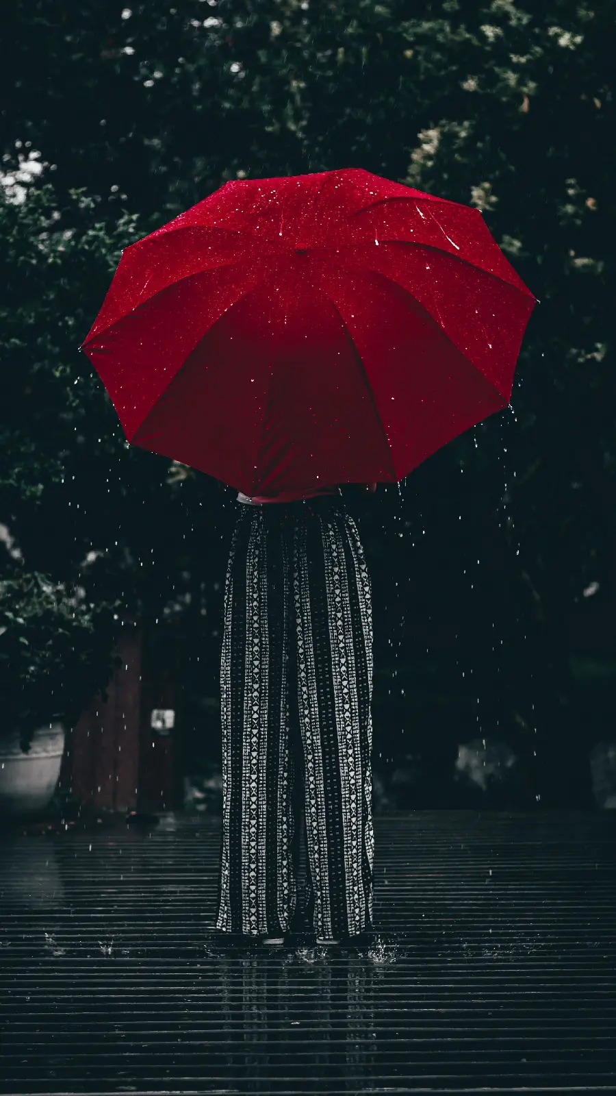 دانلود تصویر زمینه گوشی آیفون و سامسونگ از چتر قرمز و دختر و پس زمینه مشکی