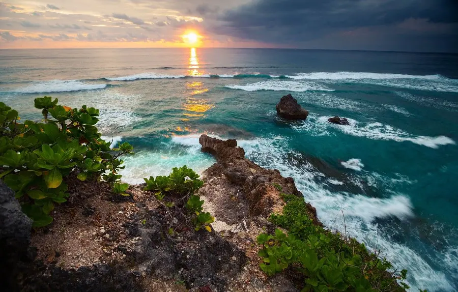 دانلود تصویر زمینه برای دسکتاپ از طبیعت بکر ساحلی و غروب خورشید در بالی اندونزی