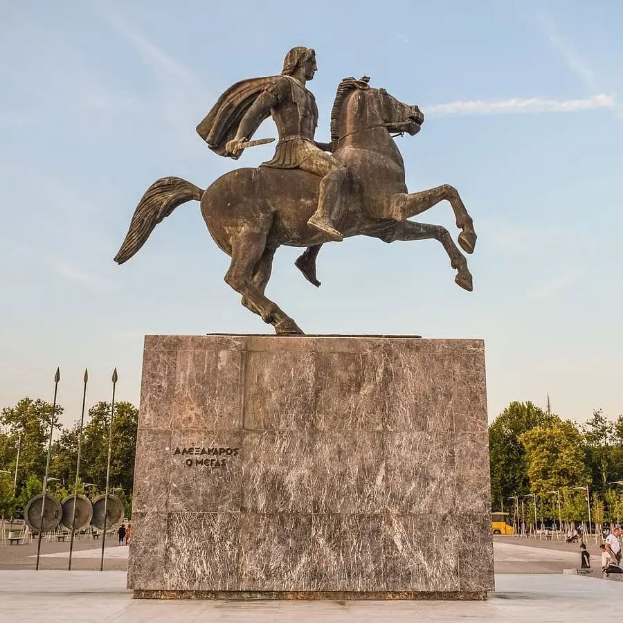 مجسمه بزرگ اسکندر کبیر در وسط میدان سوار بر اسب